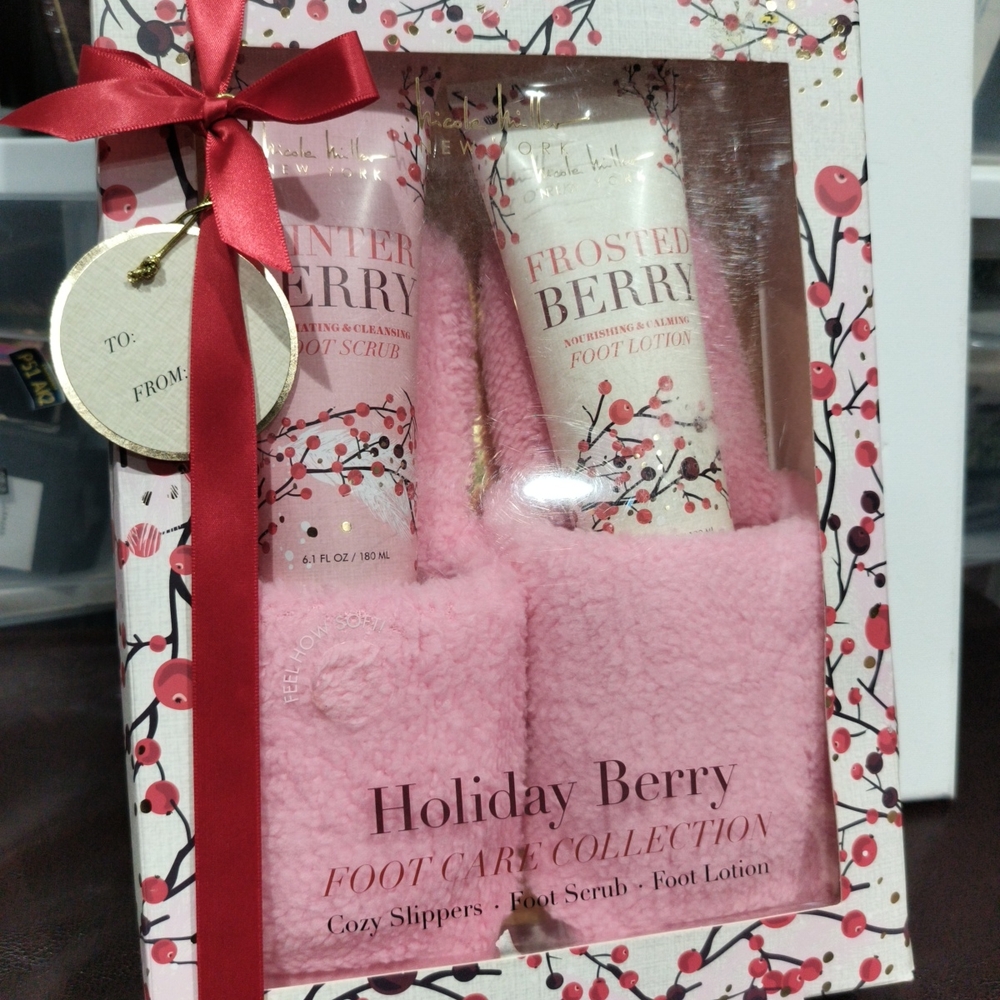 Nicole Miller Holiday Berry Foot Care Set - Pink